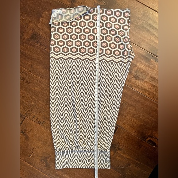 Max Studio • geometric Wrinkle-free Stretchy Soft Brown Tan White Red Top Medium - Picture 6 of 8